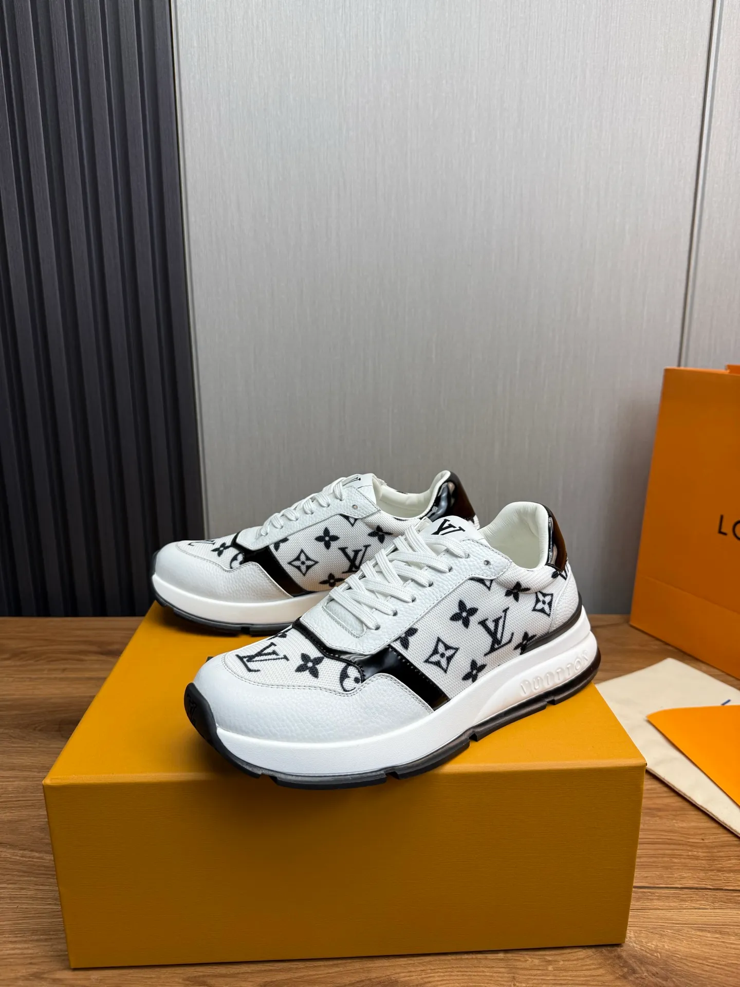 Men's shoes 💰800💰 LOUIS VUITTON [Luden Yiwei] Brand new trendy Lv is on the market 🎁, casual and fashionable men's shoes 👟Original 1:1 shipment✅ The upper is made of imported brand leather + cowhide lining, the original wear-resistant rubber outsole, the version is simple and elegant, exclusive for trendy men. 38-44 (customized at 38.45)